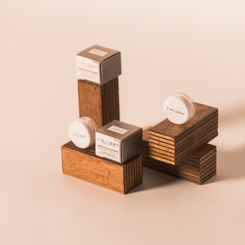 Les miniatures permettent de tester la couleur de la poudre d'éclat, sa texture et comptabilité avec les peaux intolérantes